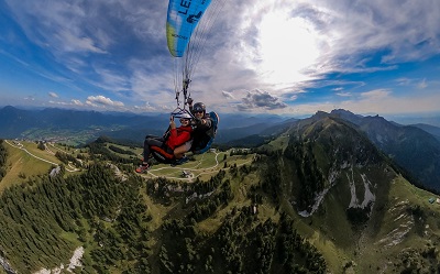 Erfahrene Tandempiloten beim Gleitschirmfliegen am Brauneck